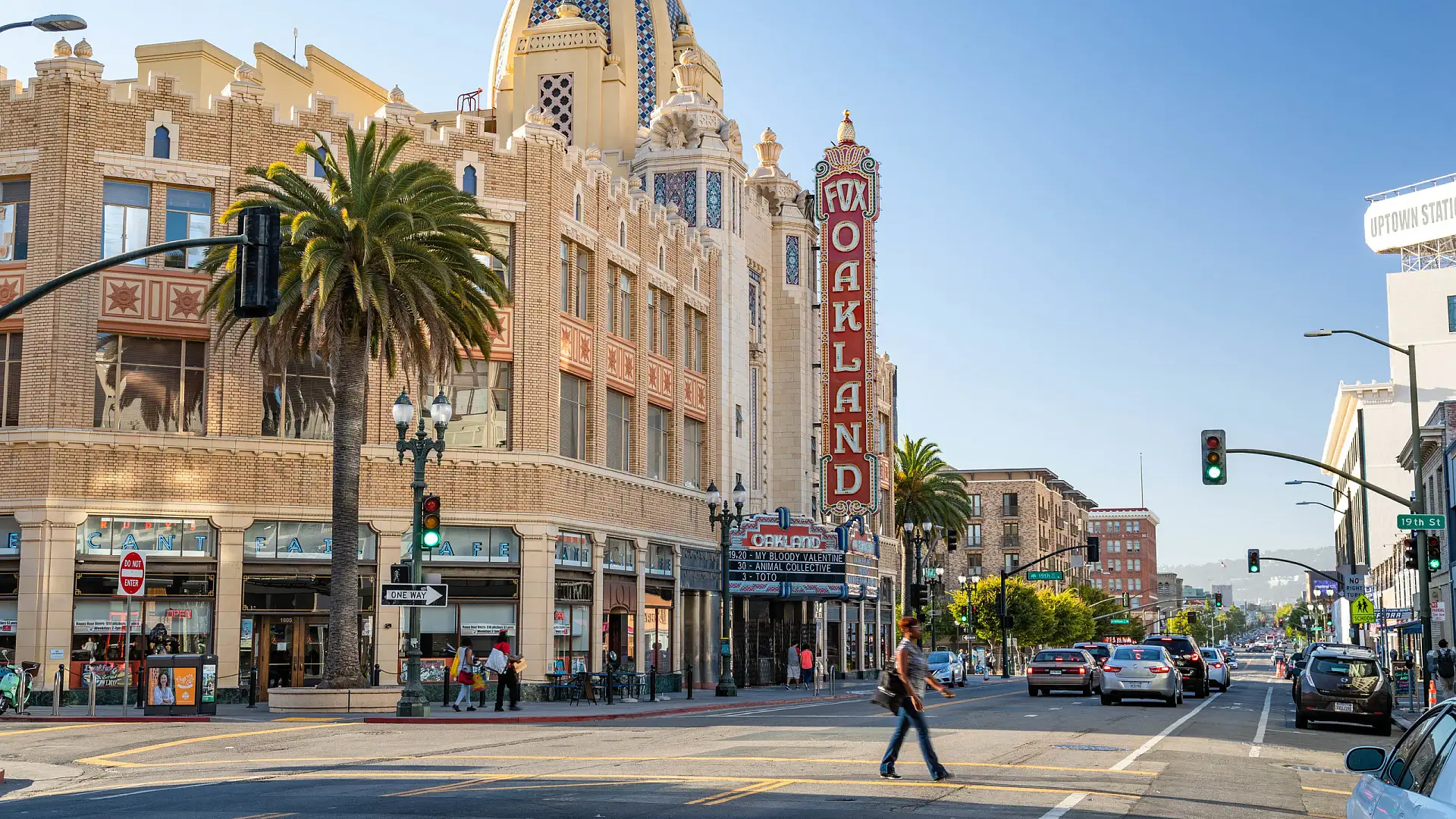 Mobile notary signing documents in Oakland California